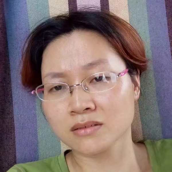 水杯挽手欣慰的照片