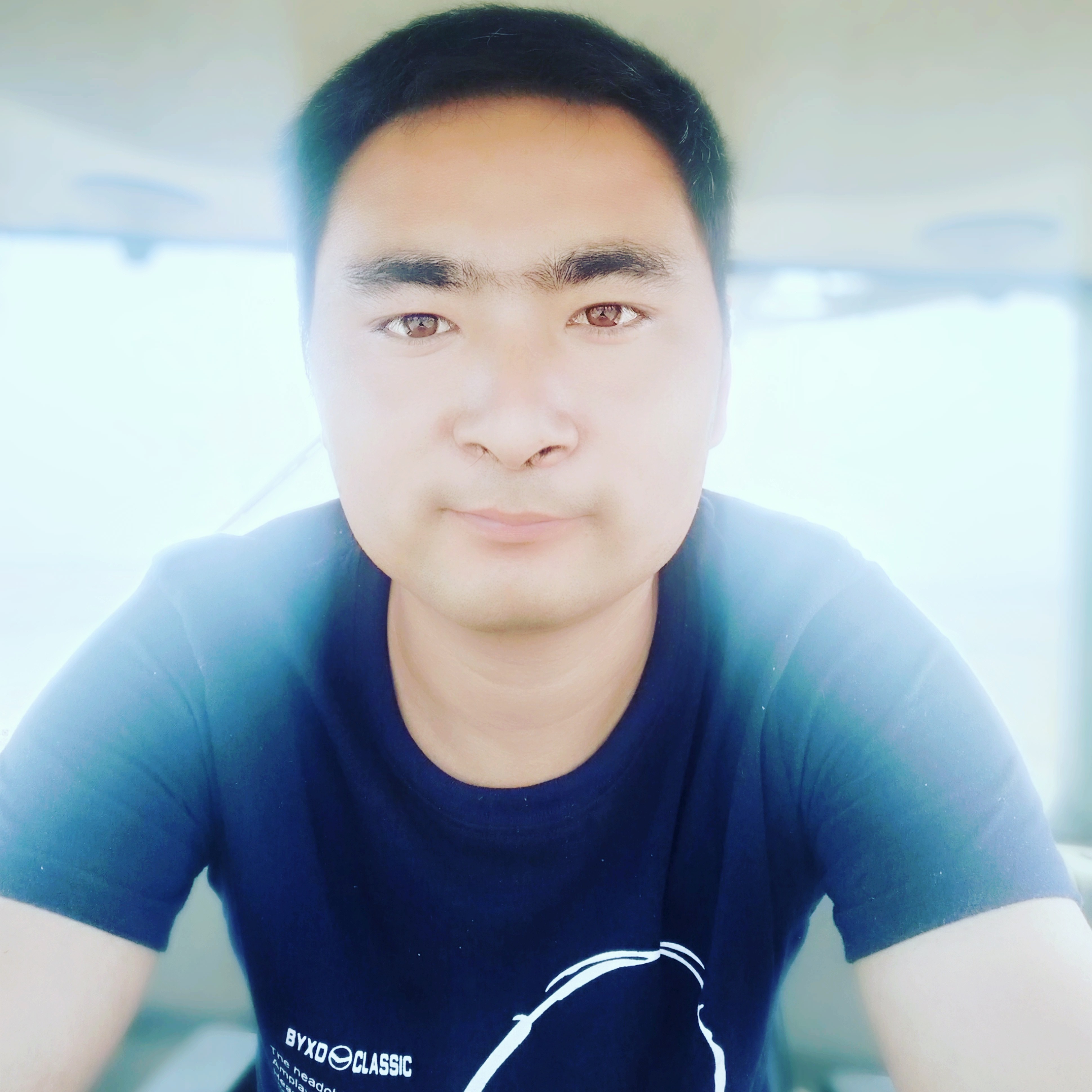 强健深拥期待的照片