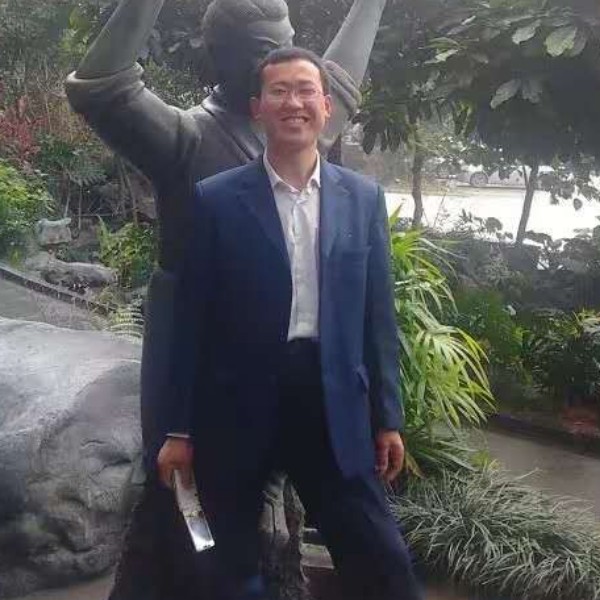 红牛打年轻的照片