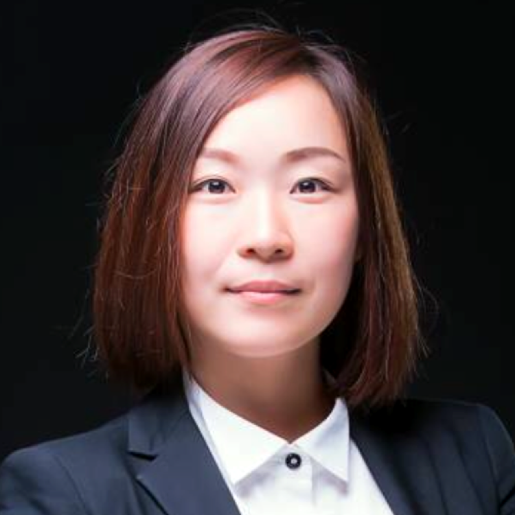 活泼深拥白云的照片