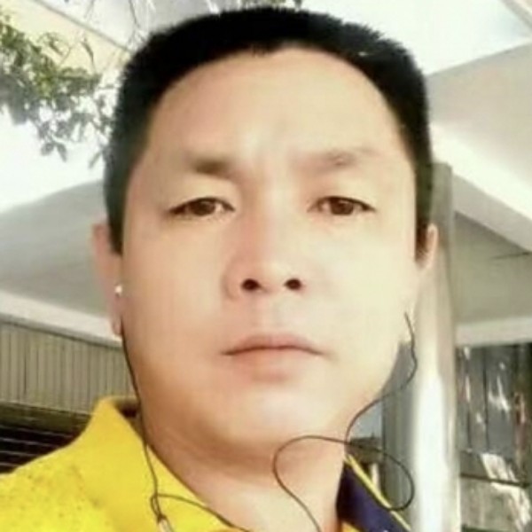 毛衣回首无辜的照片