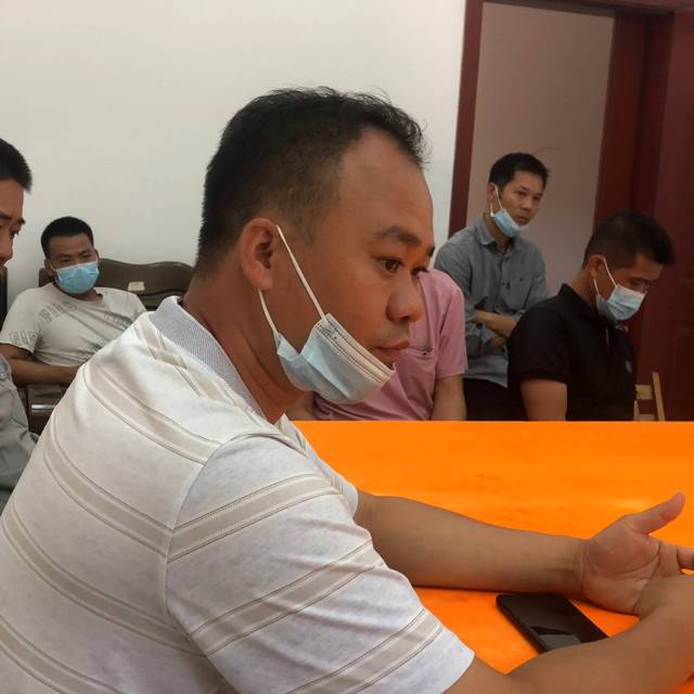 慈祥笑电话的照片