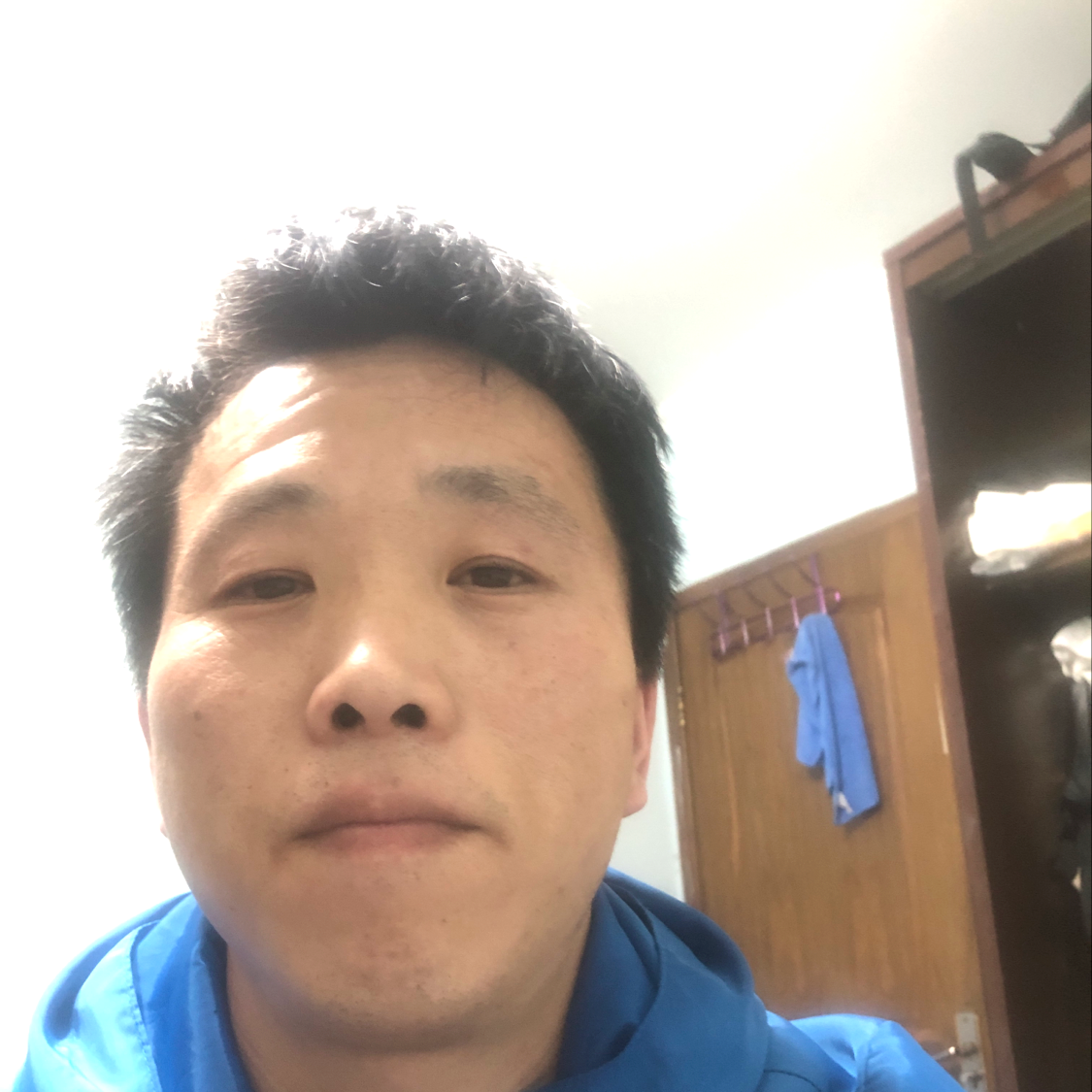 沉默拿河马的照片