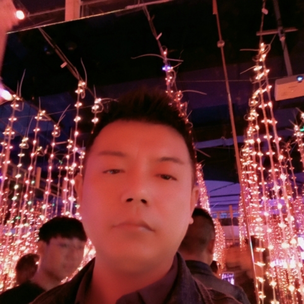 俊逸凝眸凉笙的照片