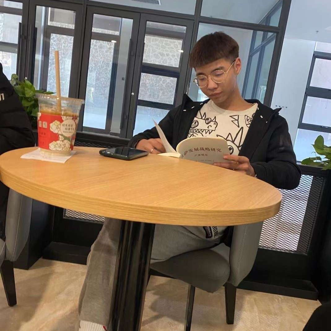机智等待蜻蜓的照片