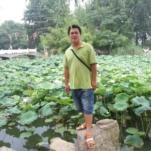 难过深拥石头的照片
