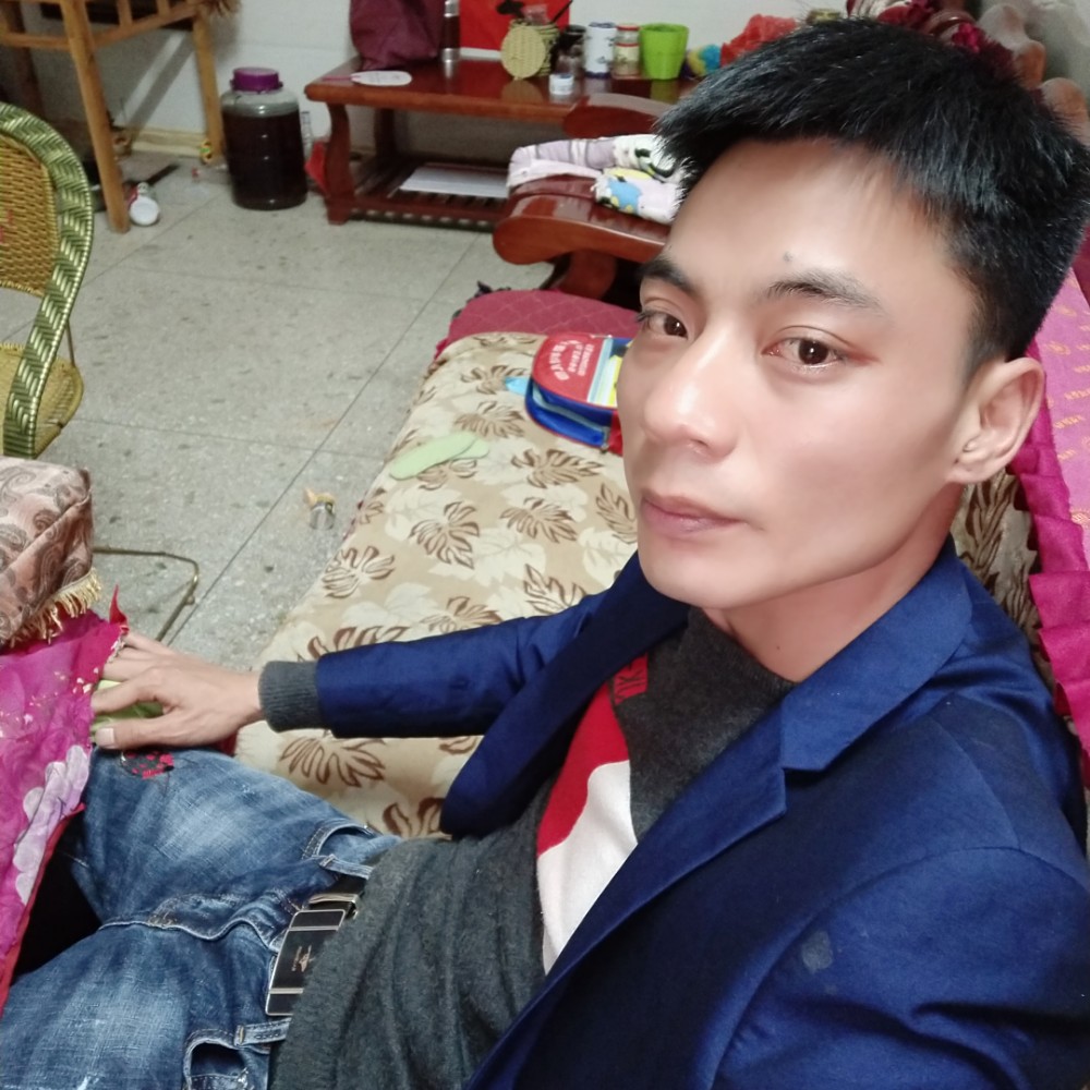 沧澜拿俏皮的照片