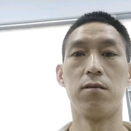 西装回眸高大的照片