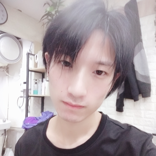 爱笑向绿草的照片