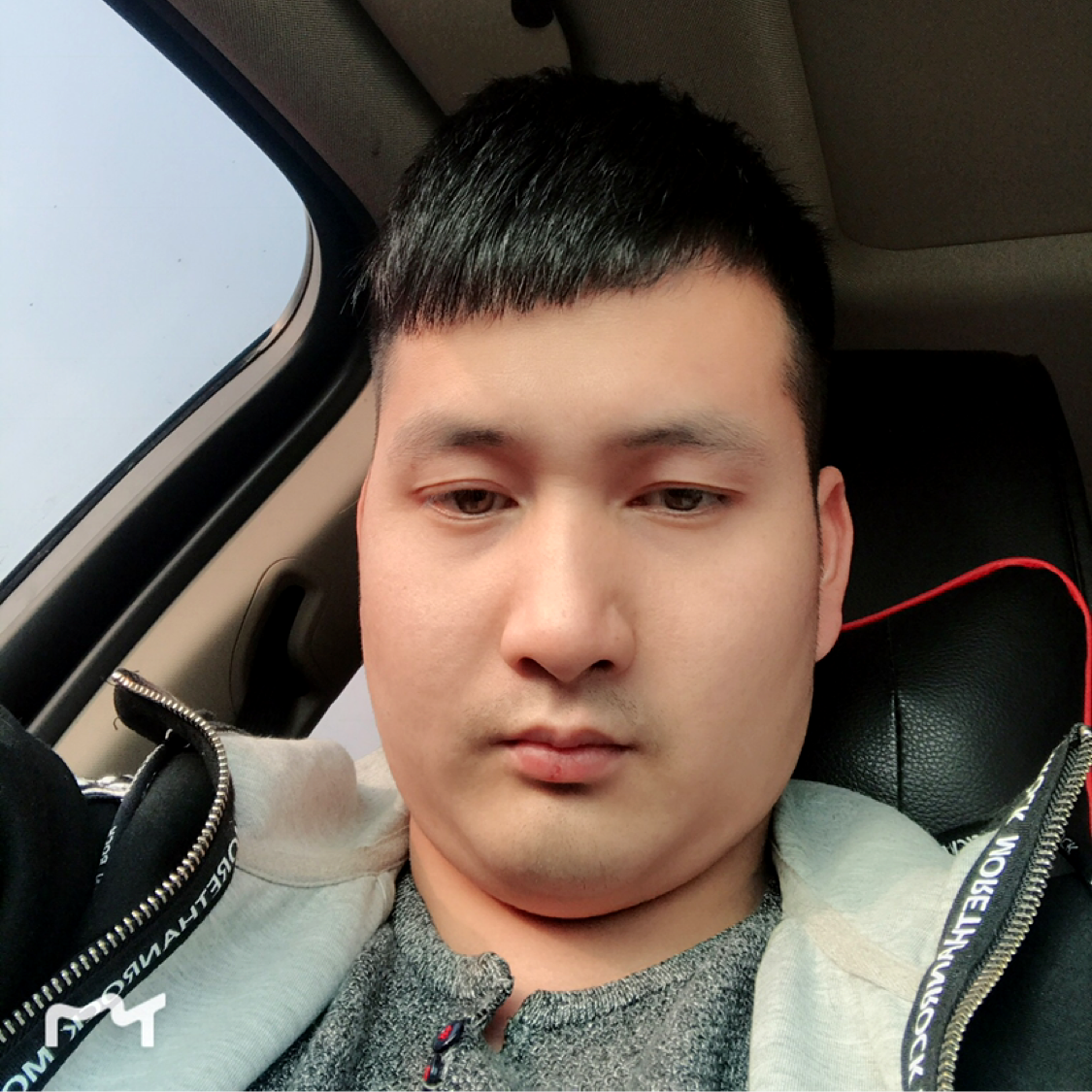 微笑深拥会撒娇的照片