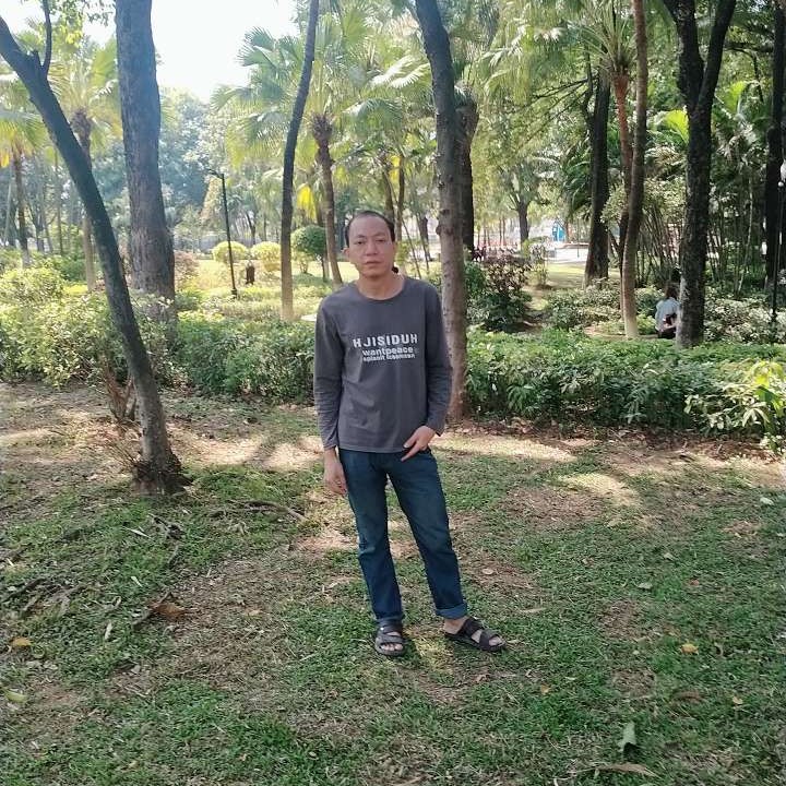 独寂浅吻小伙的照片