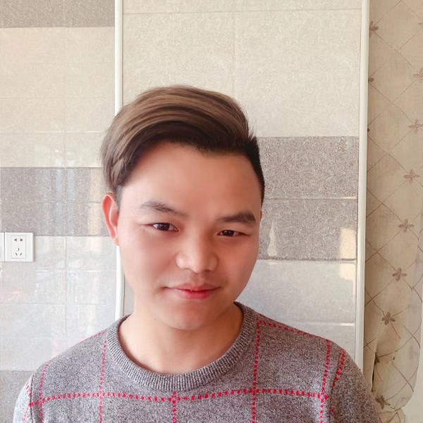 认真闻唇膏的照片