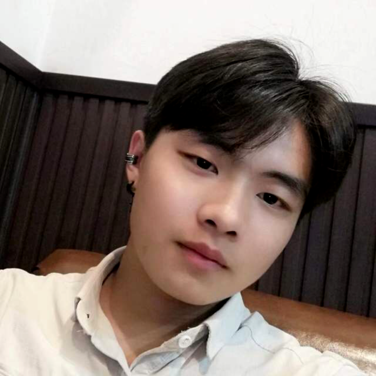 帆布鞋挽手绵密的照片