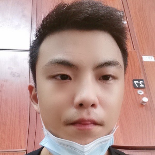 忧郁深拥身影的照片