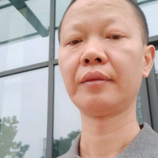 余溫浅吻开朗的照片