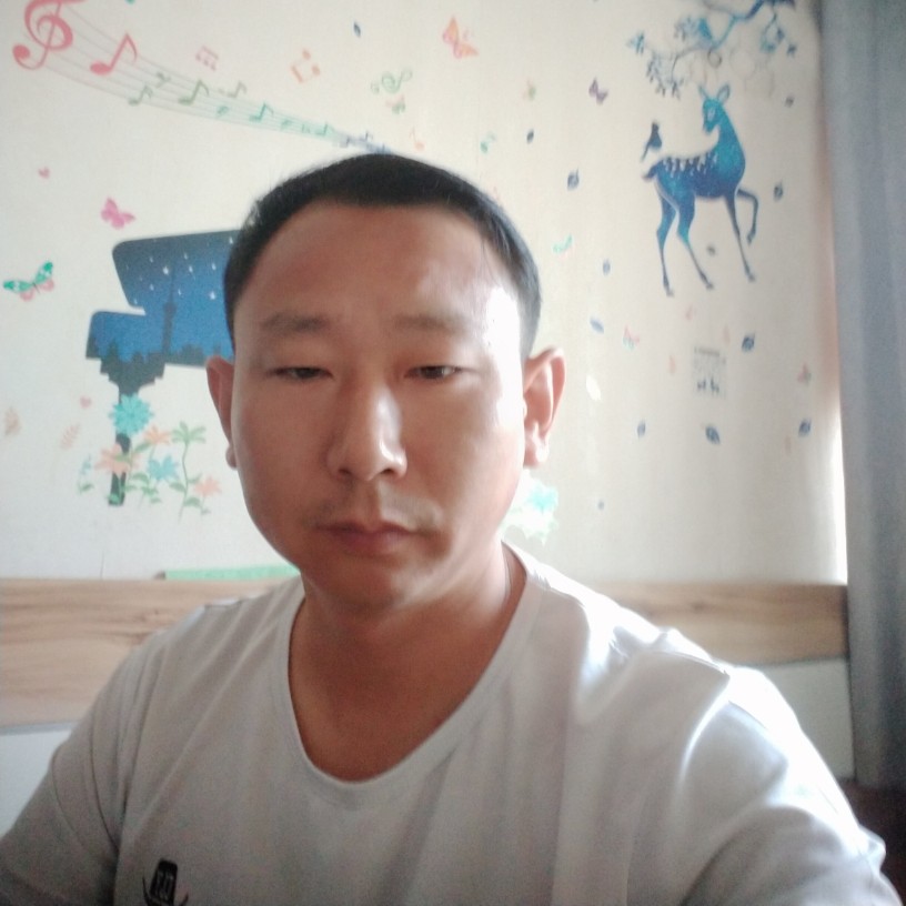 爱听歌倾心微笑的照片