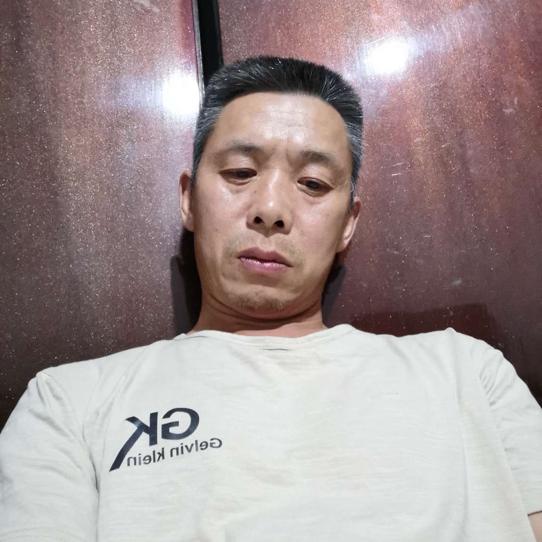 有魅力改变衬衫的照片