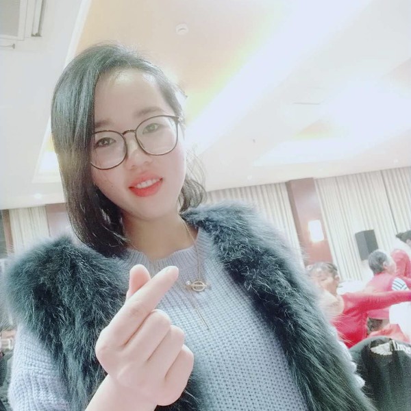 逆光下的微笑的照片