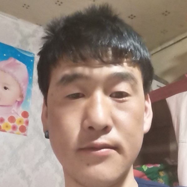 小眼睛哥哥的照片