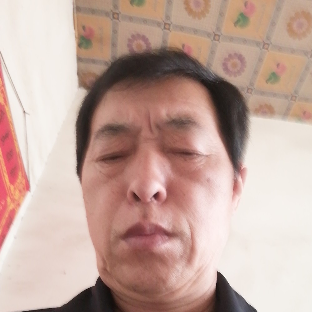 高山微笑的照片