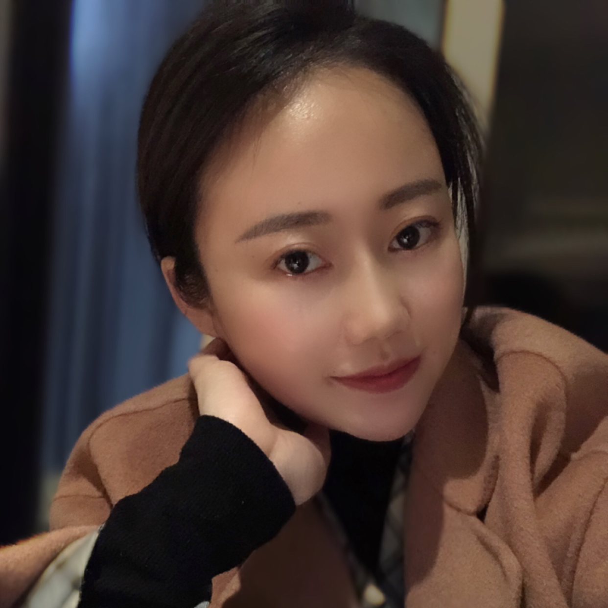 发带深拥专注的照片