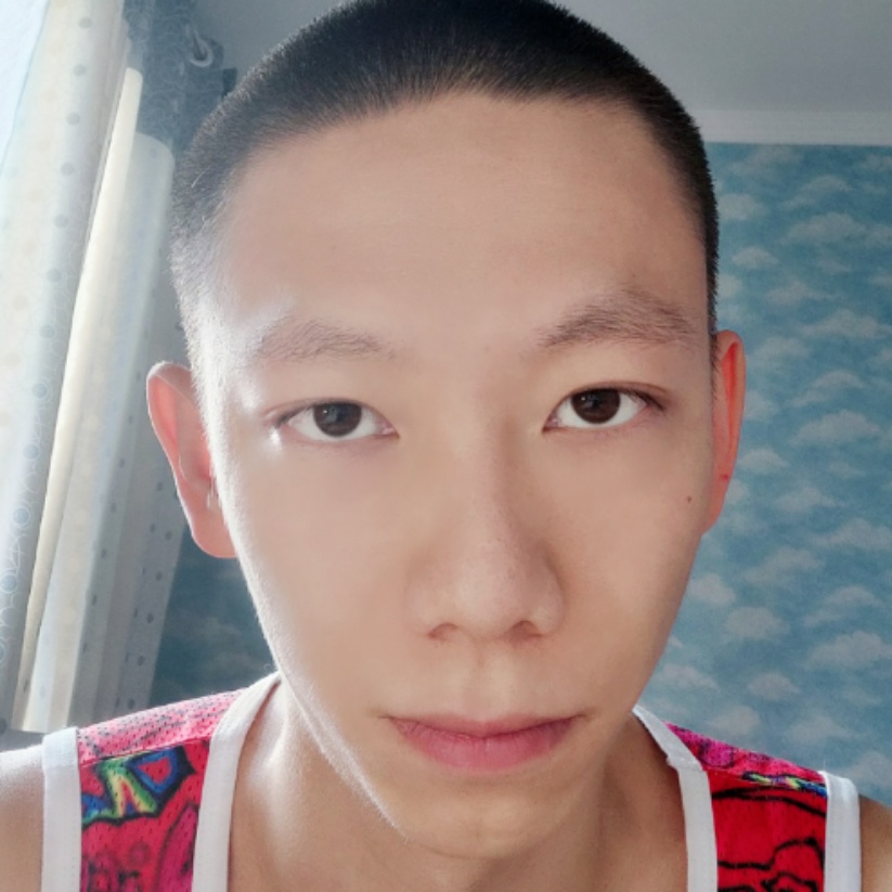 小巧挽手月亮的照片