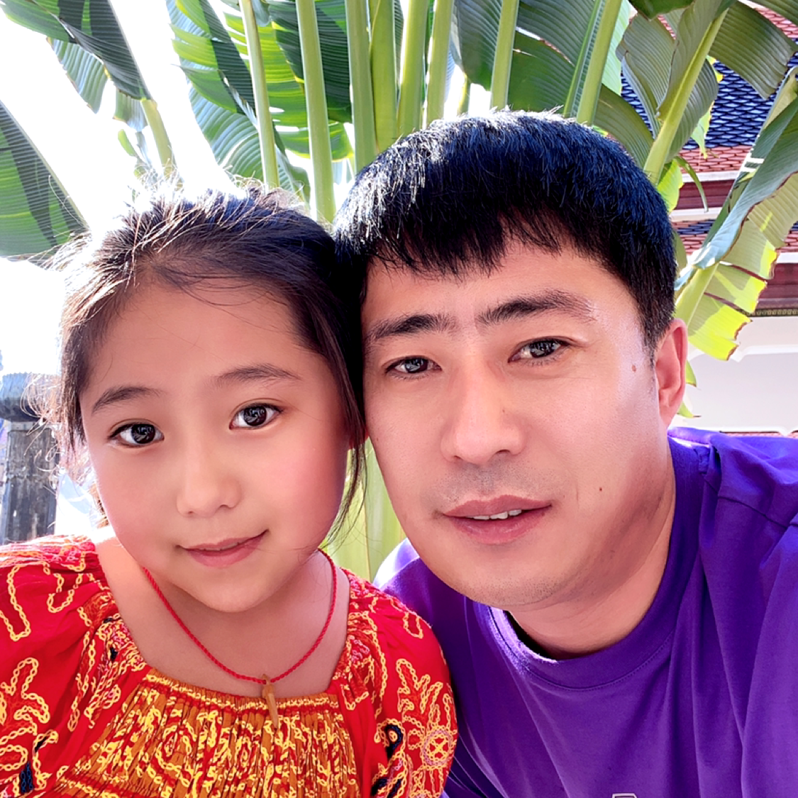 少女回首眼睛大的照片