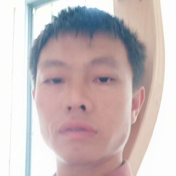 云中的山峰的照片