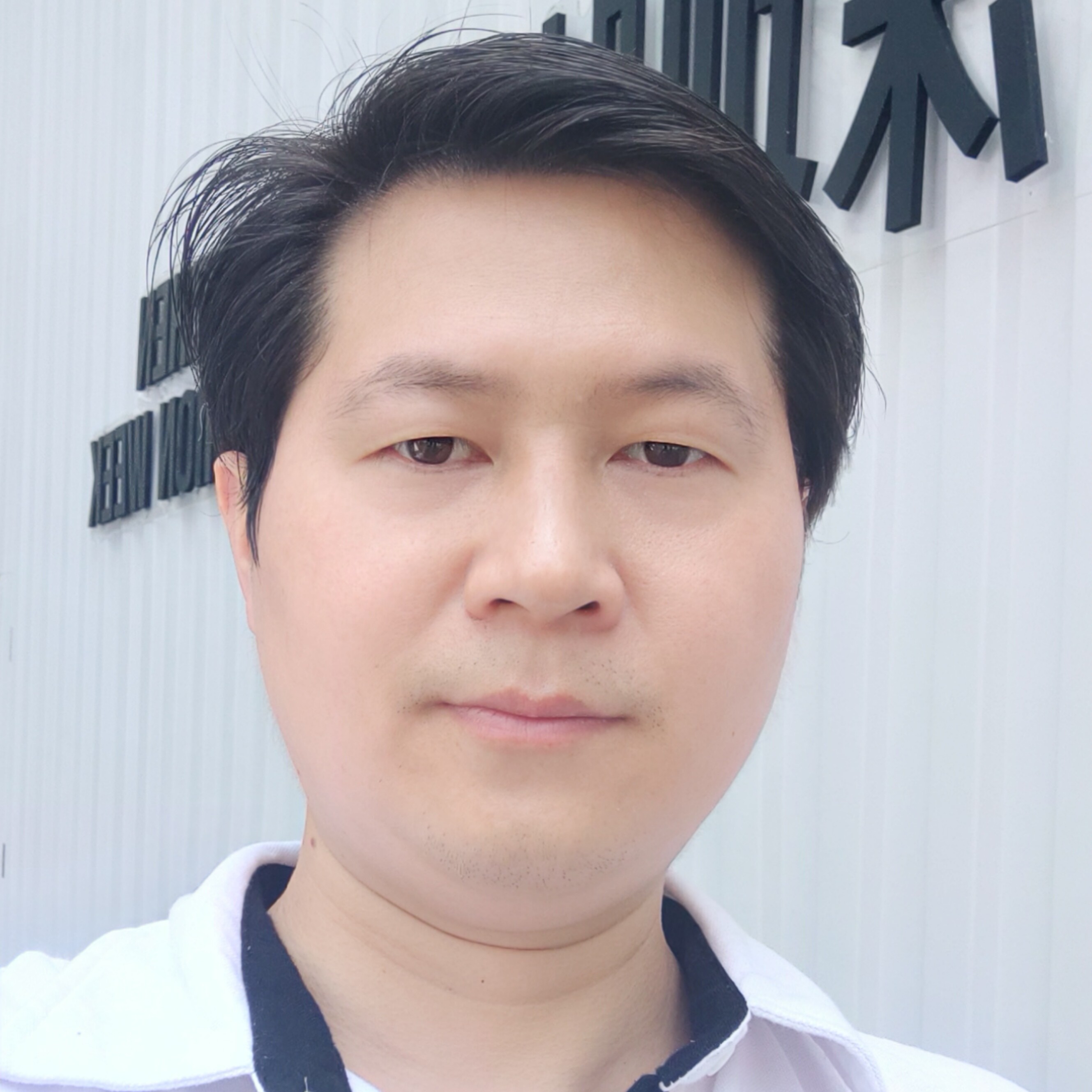 俊秀还鲜花的照片