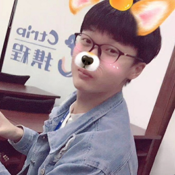 乌鸦像写字台的照片
