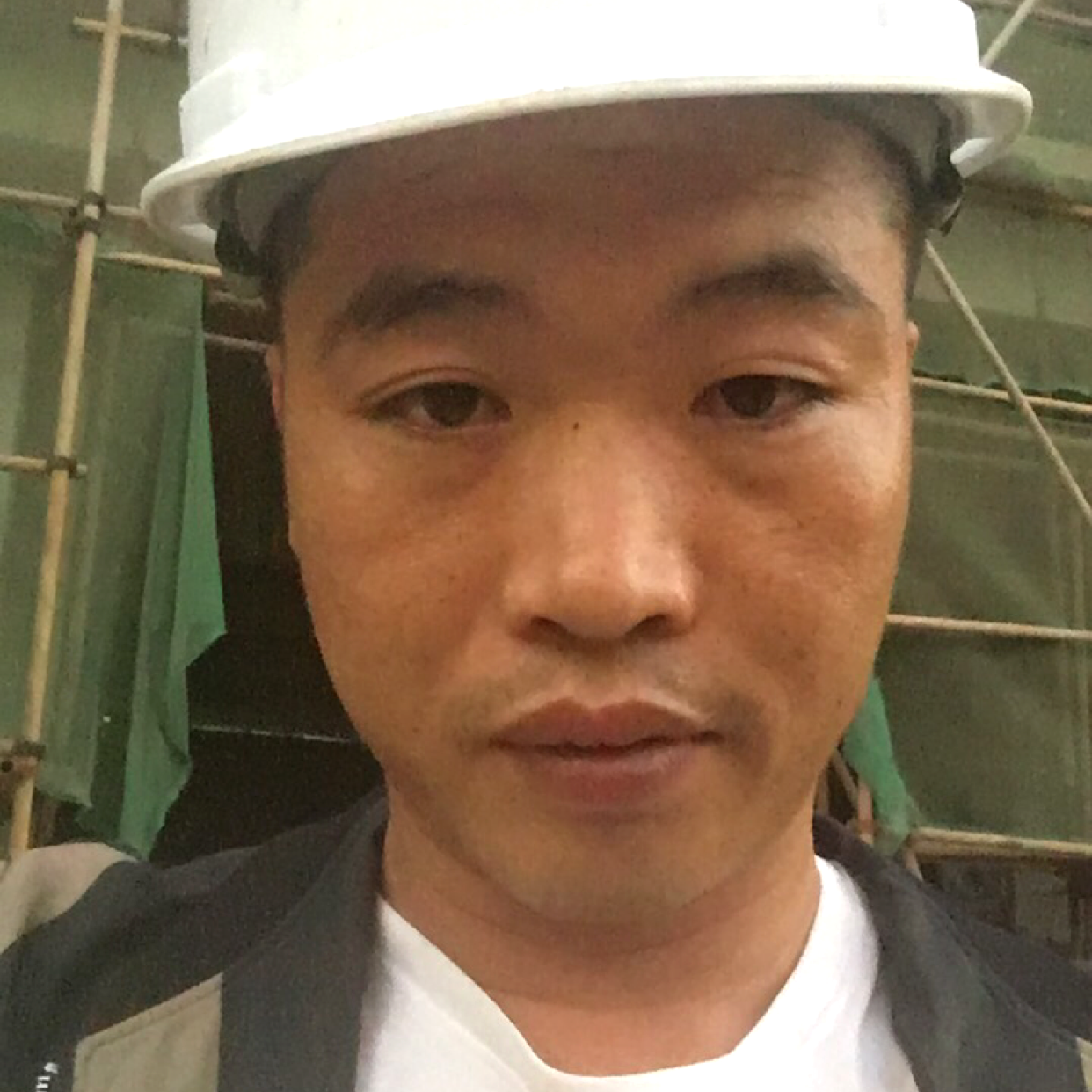 砖头深拥激昂的照片