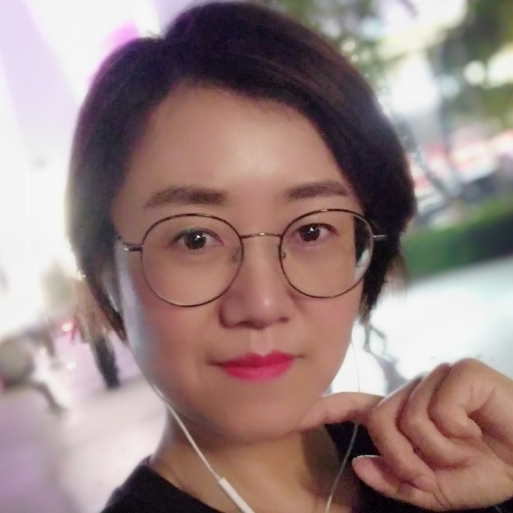 秀丽回首化羽的照片