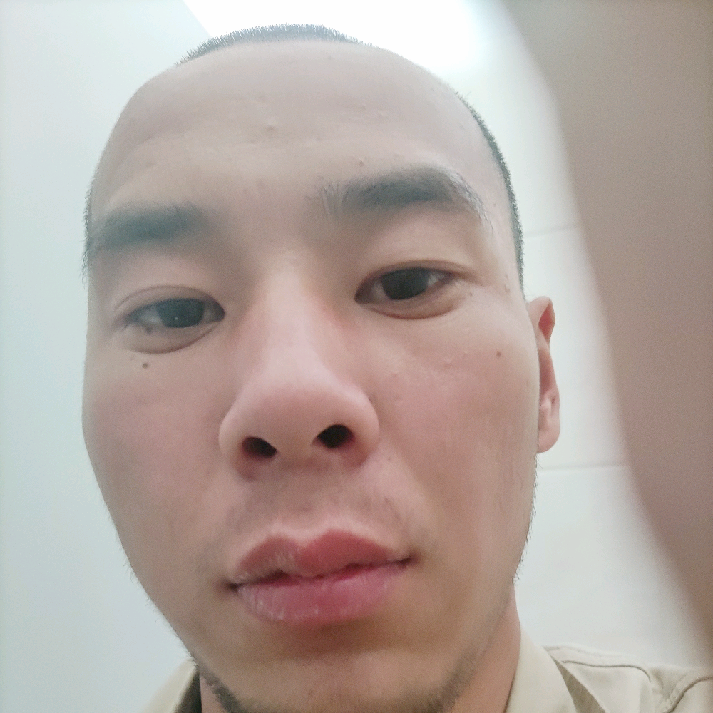 站在高高的山岗上的照片