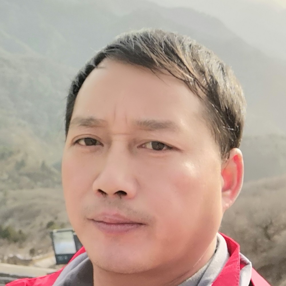 工厂里的电焊工的照片