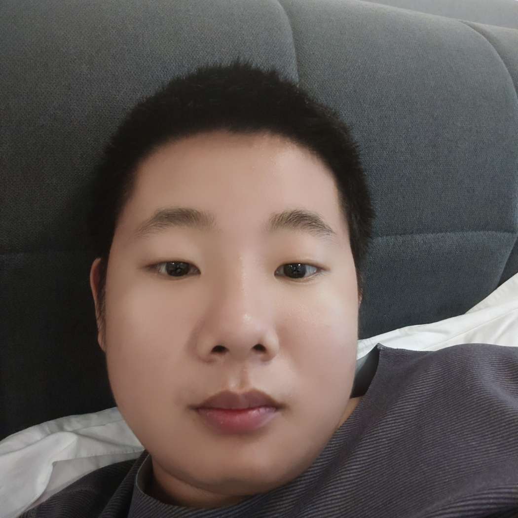 受伤拿白开水的照片