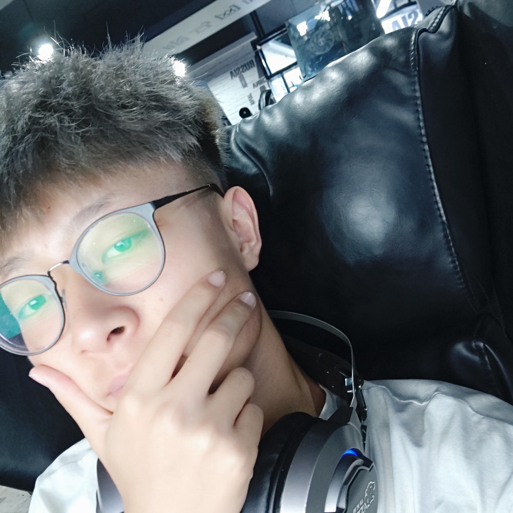 臭妹妹喝牛奶的照片