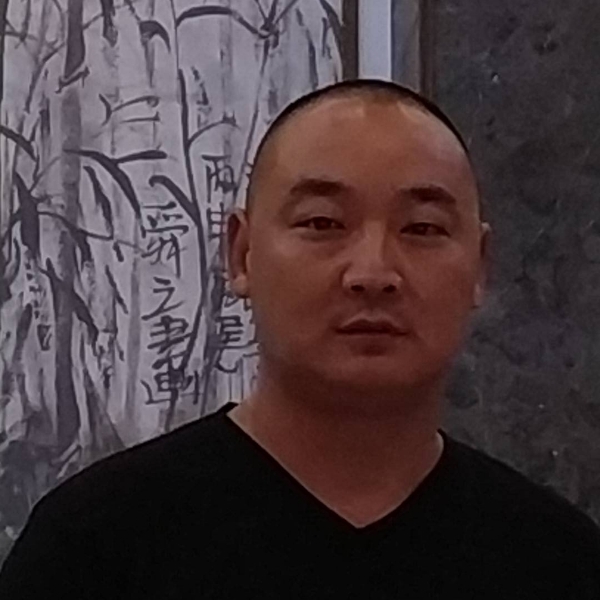 强健蓝天的照片