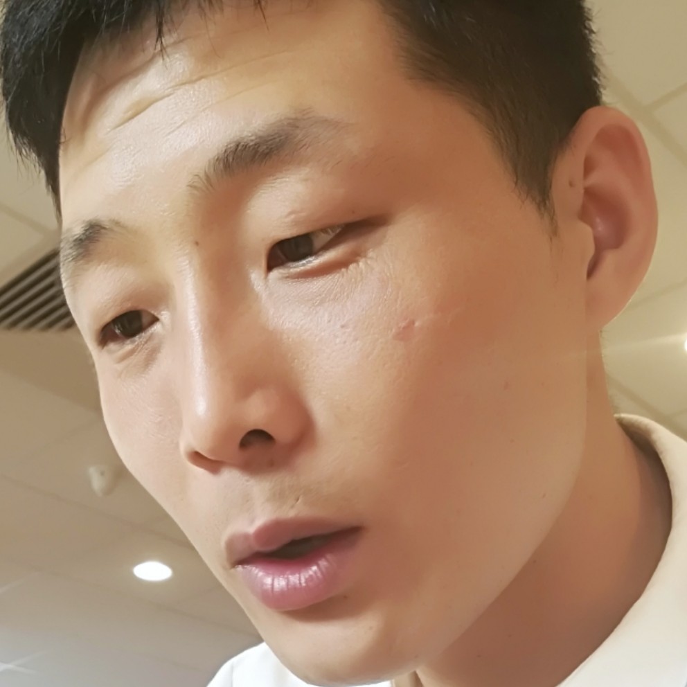 迷茫放弃耳机的照片