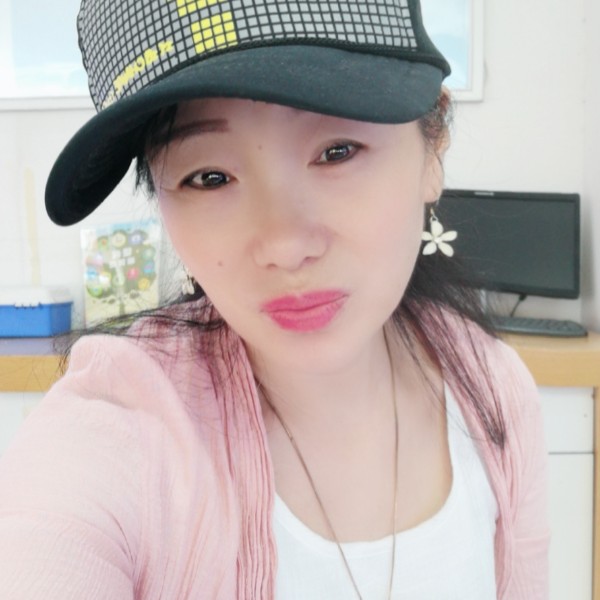 小蘑菇挽手轻松的照片