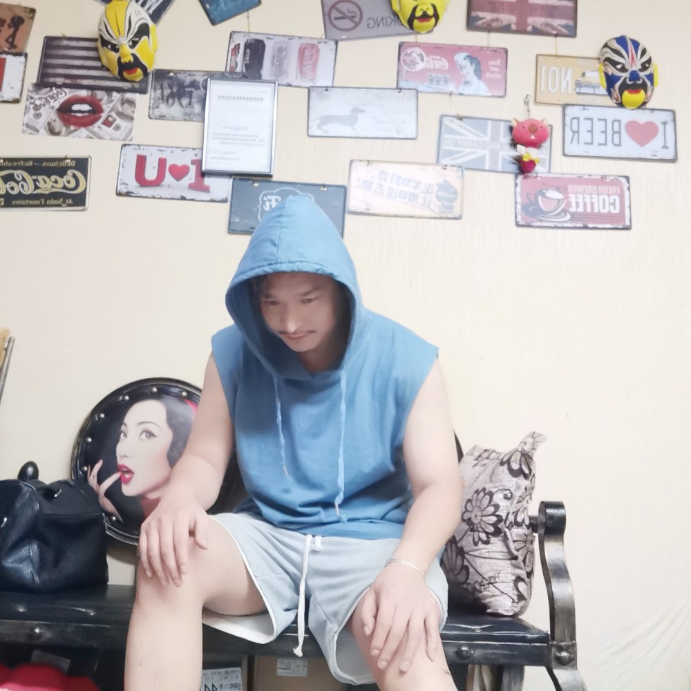铅笔挽手眯眯眼的照片