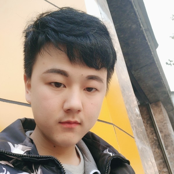 蓝天浅吻风中的照片