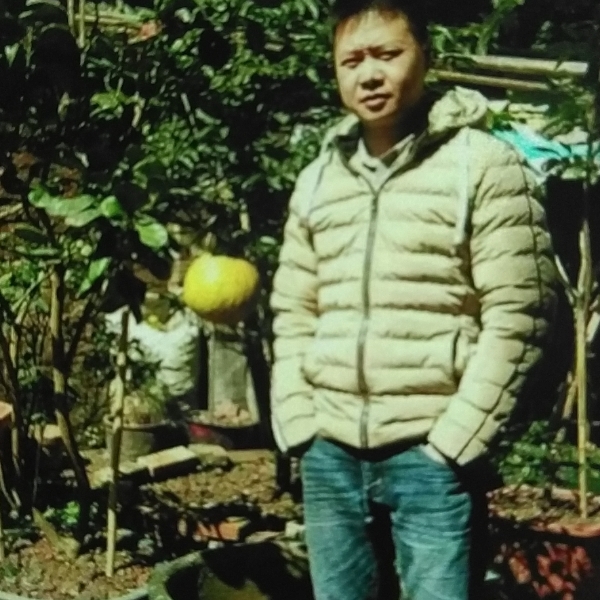怕孤独深拥镜子的照片