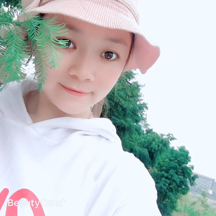 细心闻冰淇淋的照片