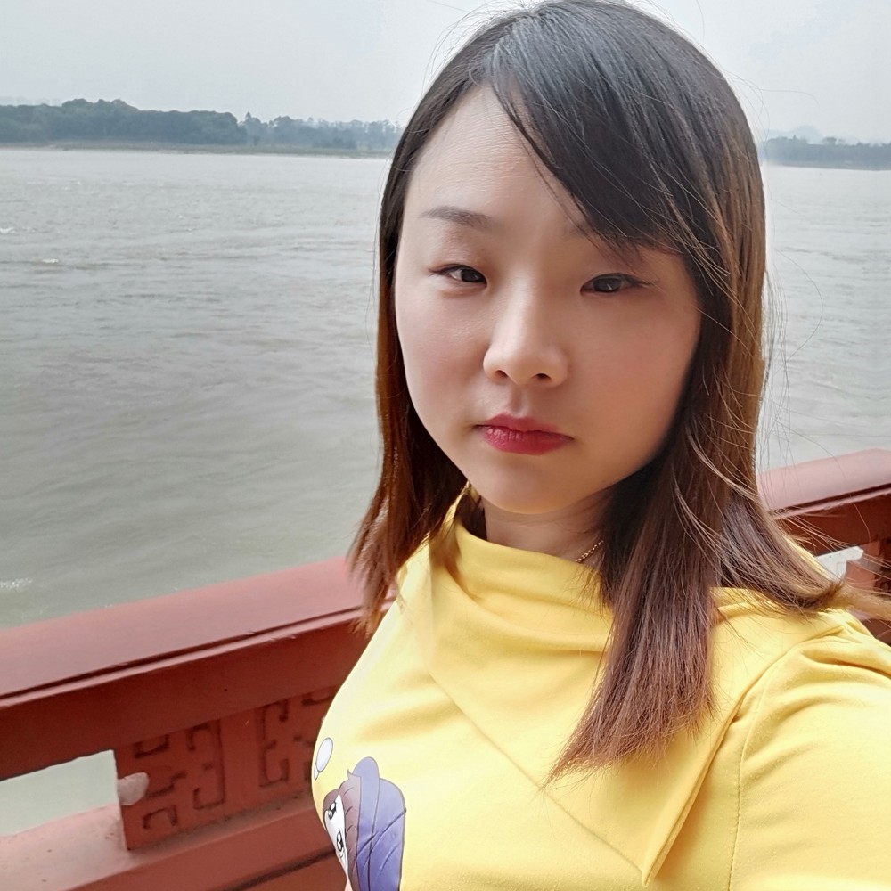结实蹙眉香烟的照片