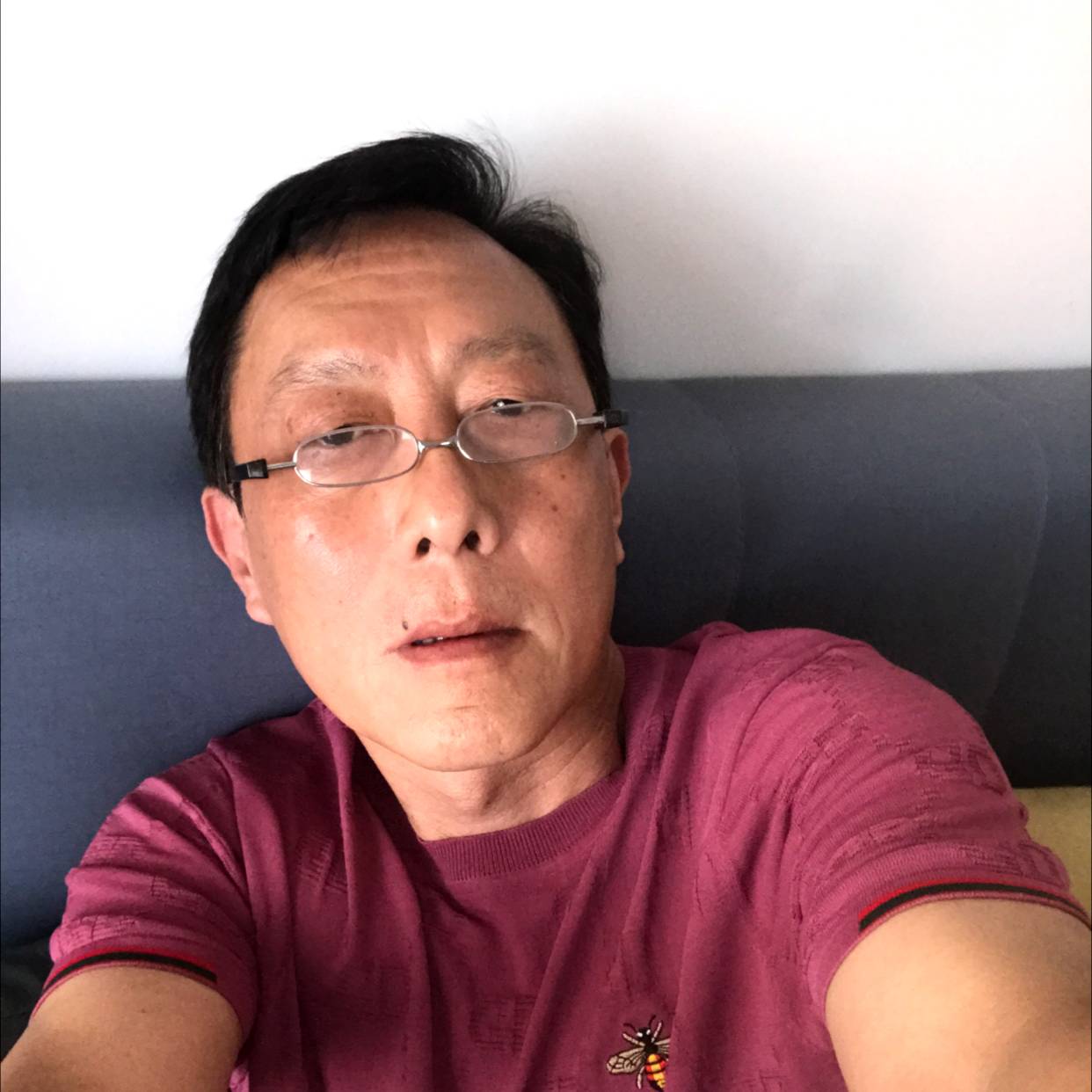 年轻凝眸唇彩的照片