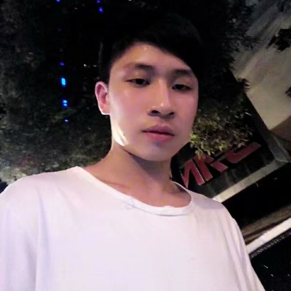 小甜瓜蹙眉谨慎的照片