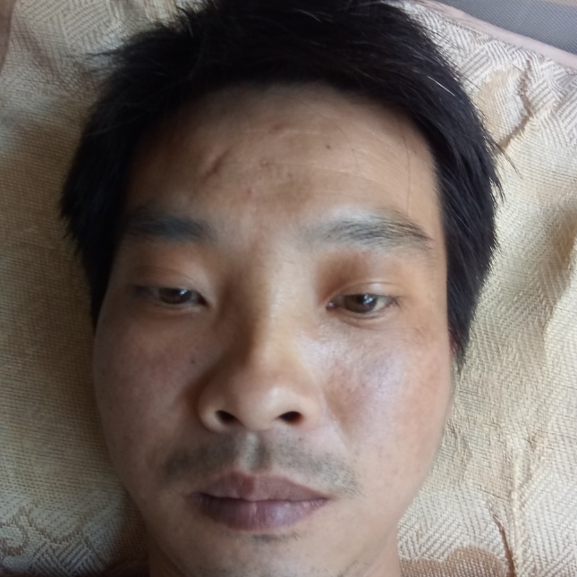 笑靥深拥英俊的照片