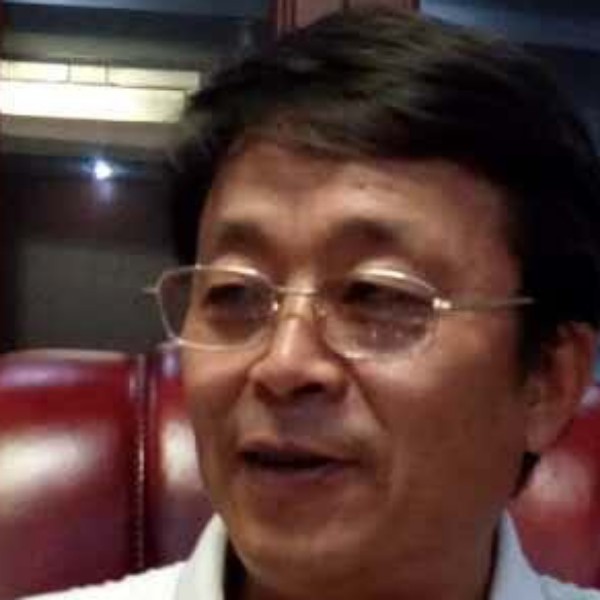 亲爱的踢自行车的照片