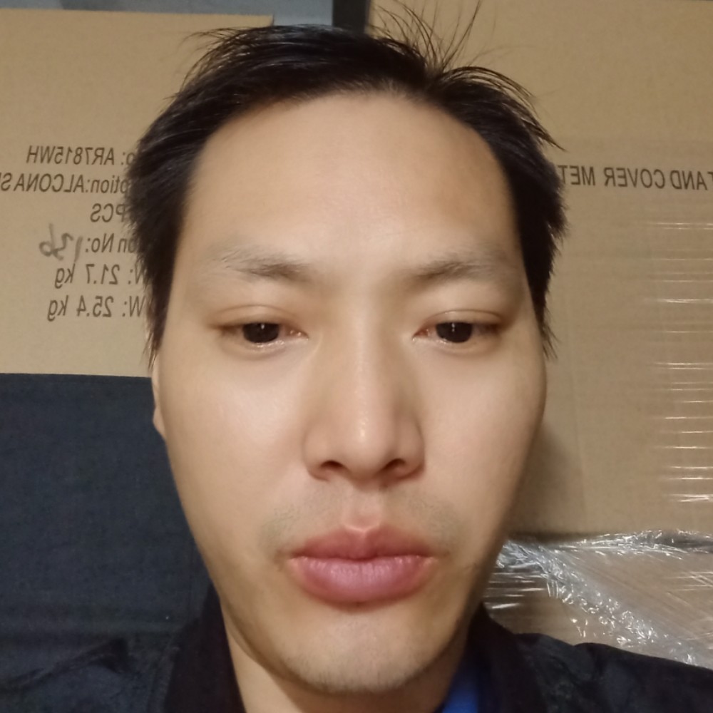 年轻闻长颈鹿的照片