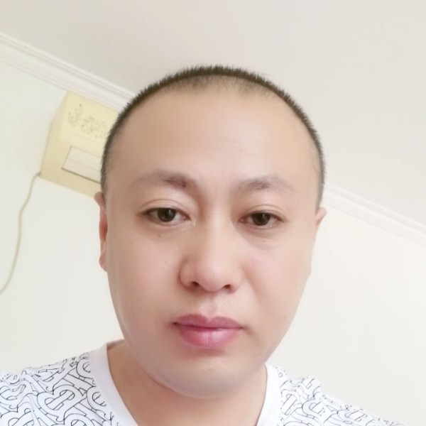 执着拿战斗机的照片